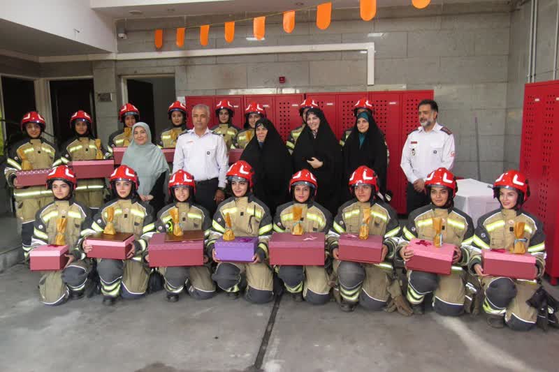 تجلیل از ۱۶ زن آتش‏نشان در پایتخت/فراهم بودن امکان خدمت برای دختران و زنان در همه عرصه‌ها