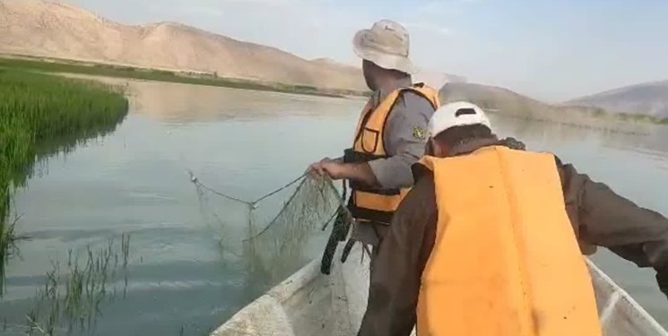 کشف و ضبط ادوات ماهیگیری غیرمجاز در دریاچه سد درودزن