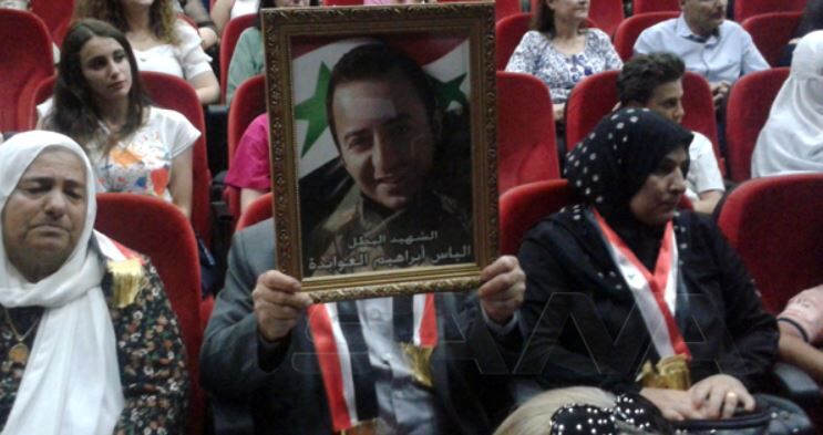 اعطای نشان وفاداری به خانواده شهدای ارتش سوریه