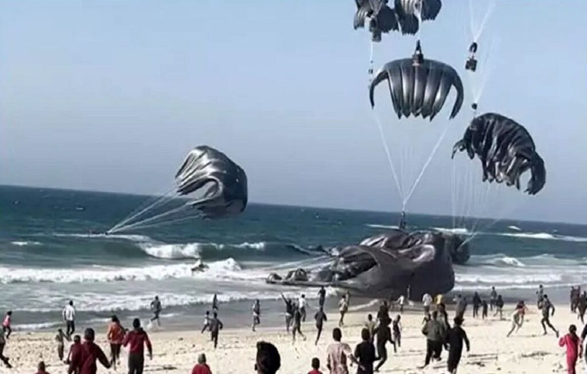 نمایش هالیوودی آمریکا در غزه/تراژدی پرتاب هوایی بسته‌های غذا