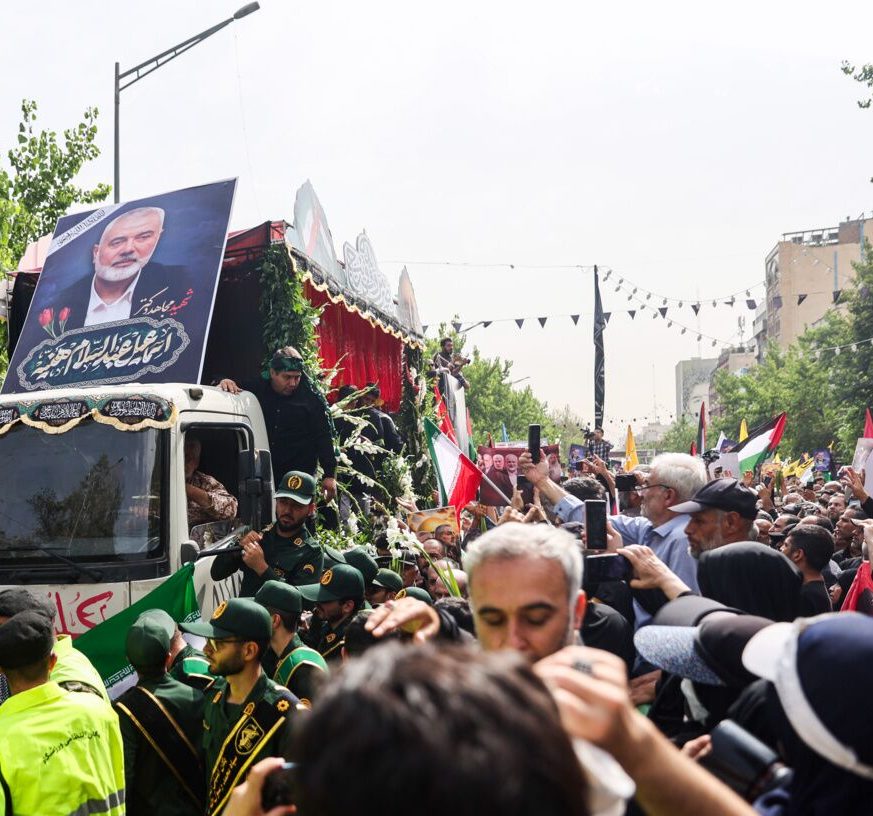 پیکر شهید اسماعیل هنیه بر دستان مردم تهران تشییع شد