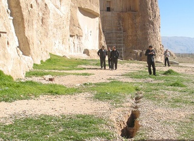 دلیل فرو نشست زمین در محور تخت جمشید مشخص شد