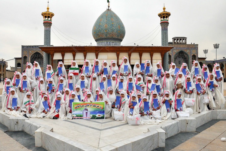 جشن تکلیف ۳۰۰ دختر دانش آموز پنج استان کشور در حرم حضرت شاهچراغ(ع)