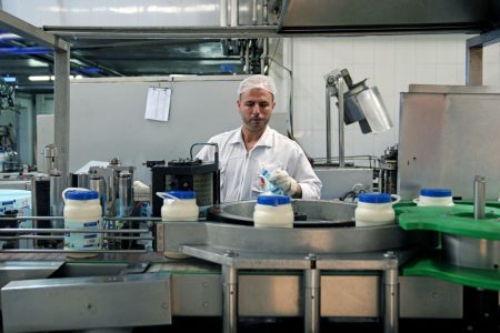 افزایش ۳ برابری نرخ نهاده ها، علت گرانی مجدد شیرخام شد افزایش ۳ برابری نرخ نهاده ها، علت گرانی مجدد شیرخام شد