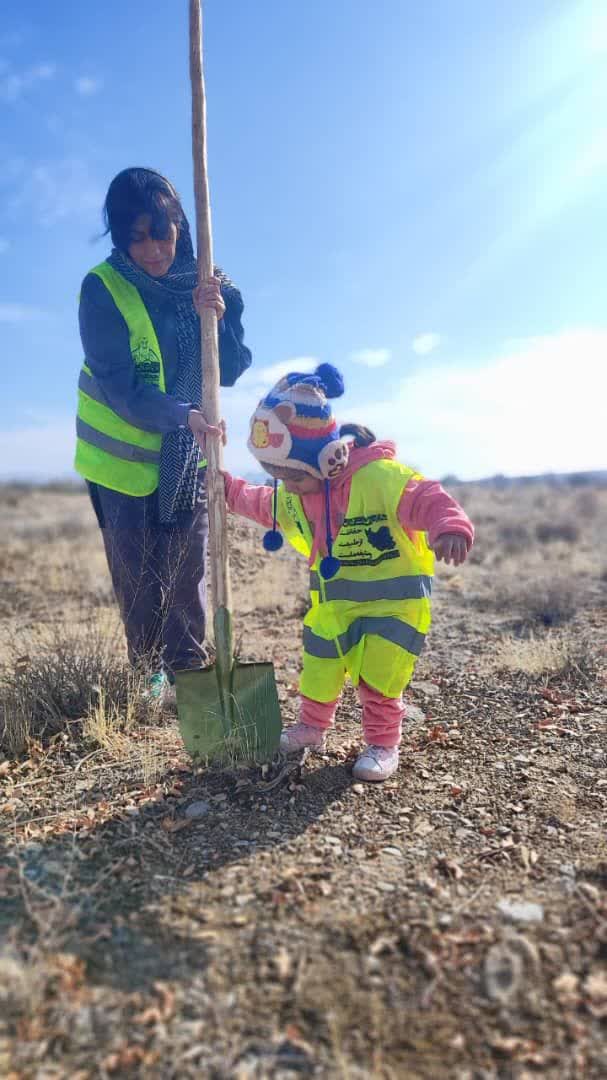 *پرنده با بالهایش، درخت با پرندگانش و زمین با درختانش زنده است*