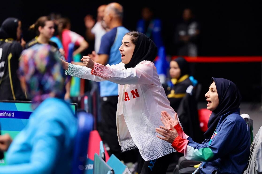 لیموچی رئیس کمیته جهانی پاراتنیس روی میز شد