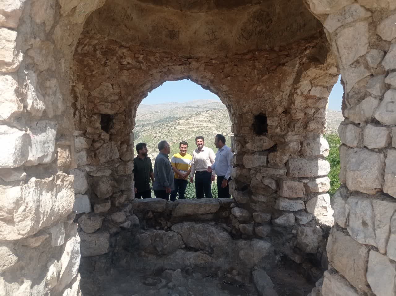 بازدید مدیریت ارتفاعات شهرداری شیراز از بوستان کوهستانی کوه نور و بررسی طرح‌های توسعه‌ای/ روند اجرای بوستان جدید «قائد شهید» در دامنه کوه نور مورد ارزیابی قرار گرفت