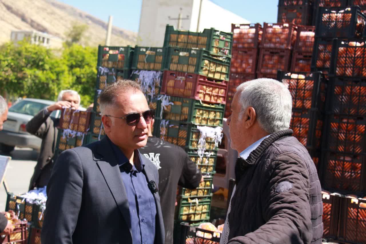 تأمین امنیت غذایی شیراز در شرایط جنگی؛ توزیع ۲۴۷۲ تن میوه در ایام نوروز / فعالیت ۲۴ساعته میدان مرکزی