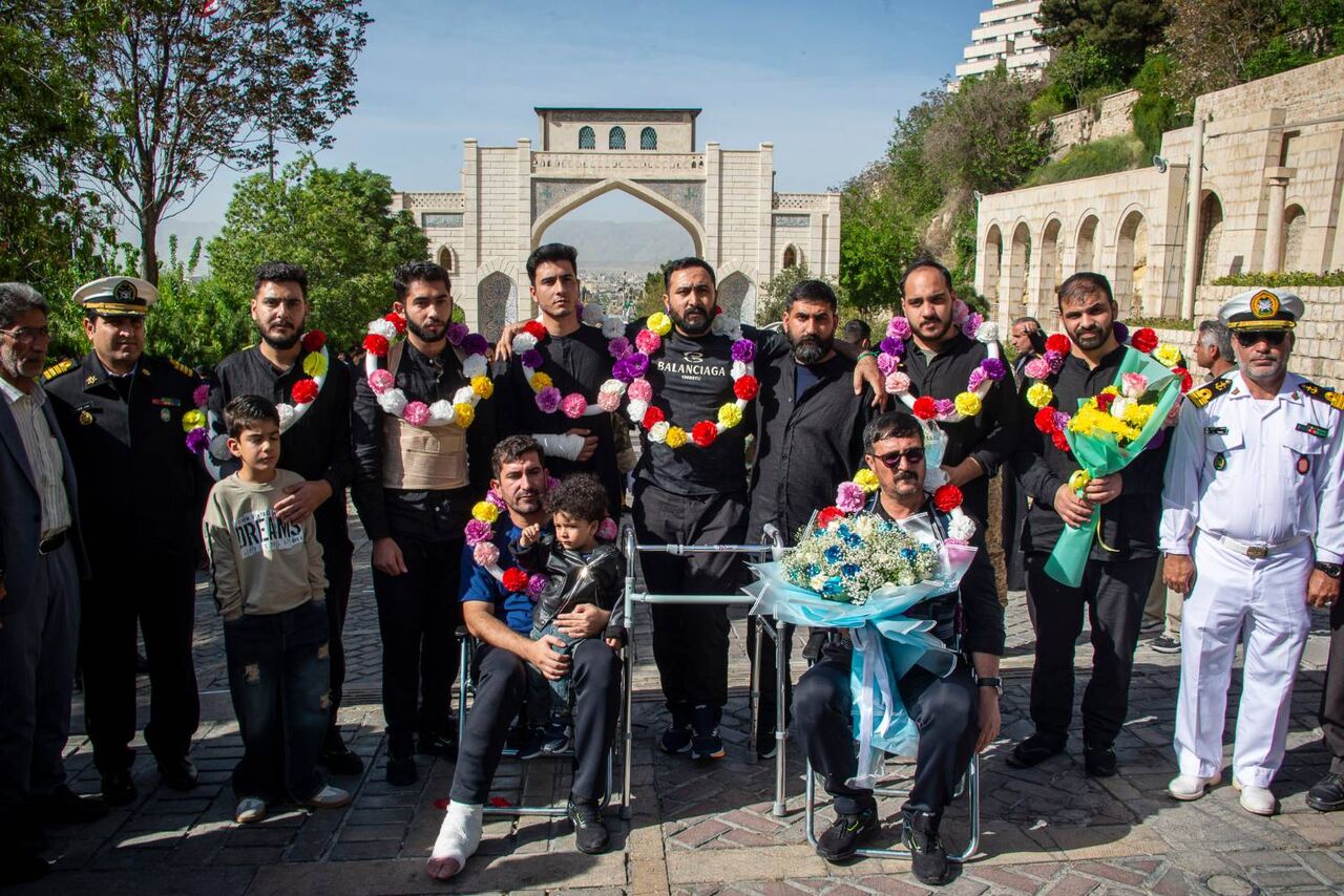 بازگشت ۹ دلاور فارسی‌ ناو دنا به خانه؛ روایت معجزه در ۴۶ روز چشم‌انتظاری