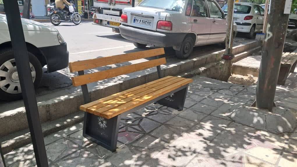 نصب ۳۰۰ نیمکت جدید در محورهای پرتردد منطقه یک شیراز برای ارتقای رفاه شهروندان