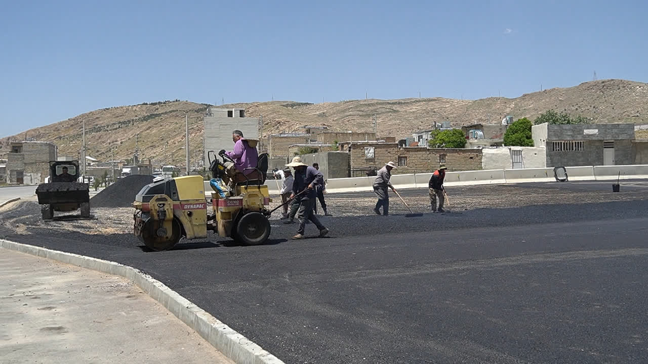 پیگیری مستمر لکه‌گیری و بهسازی معابر در دستور کار مناطق یازده‌گانه شهرداری شیراز