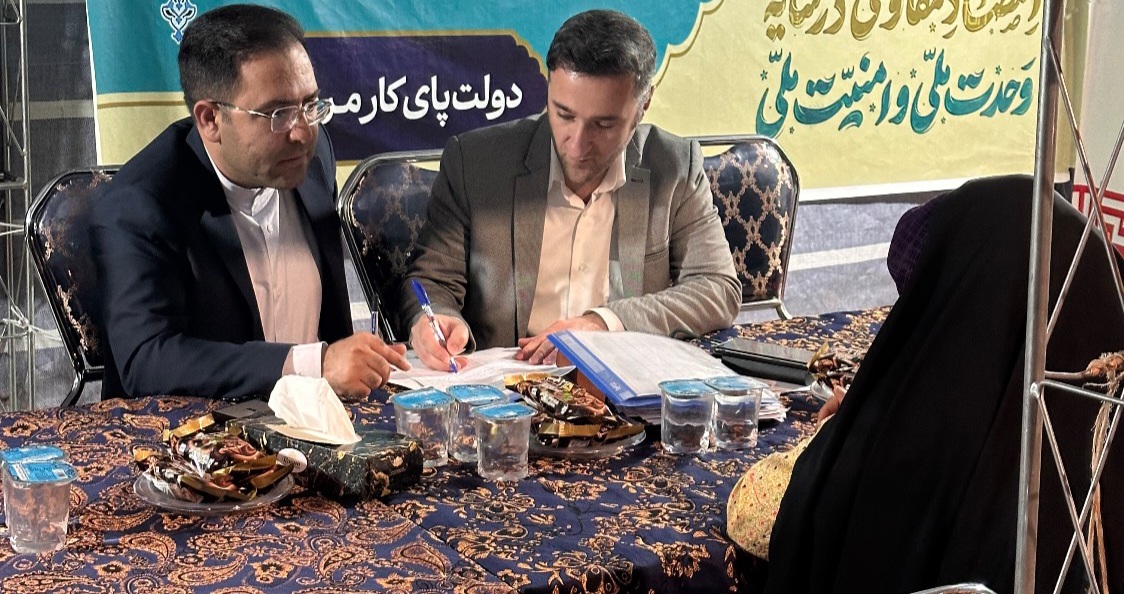 برگزاری میز ارتباط مردمی شبانه استانداری فارس همزمان با حماسه‌های حضور شهروندان شیرازی در خیابان