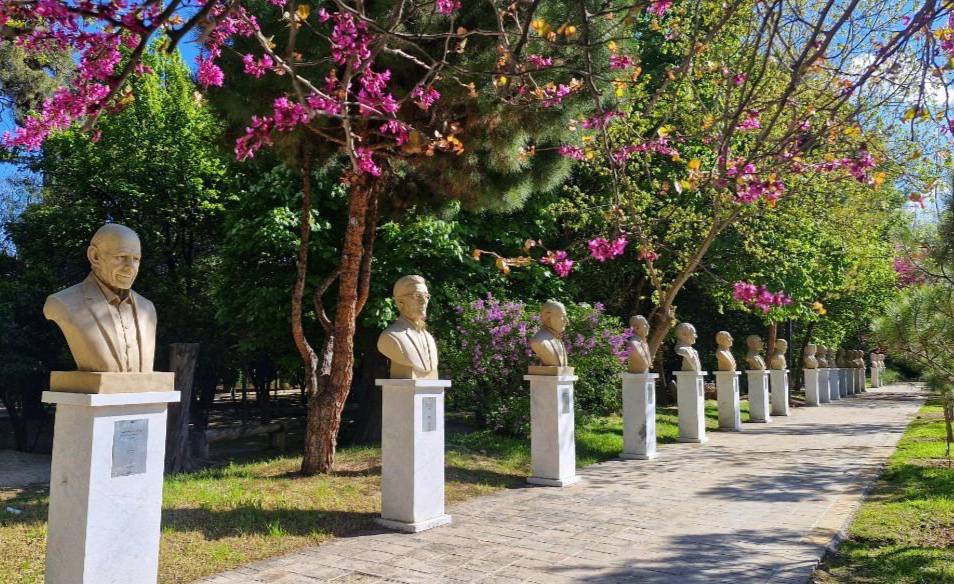 رونمایی از سردیس 18 استاد نخبه و دانشمند استان فارس