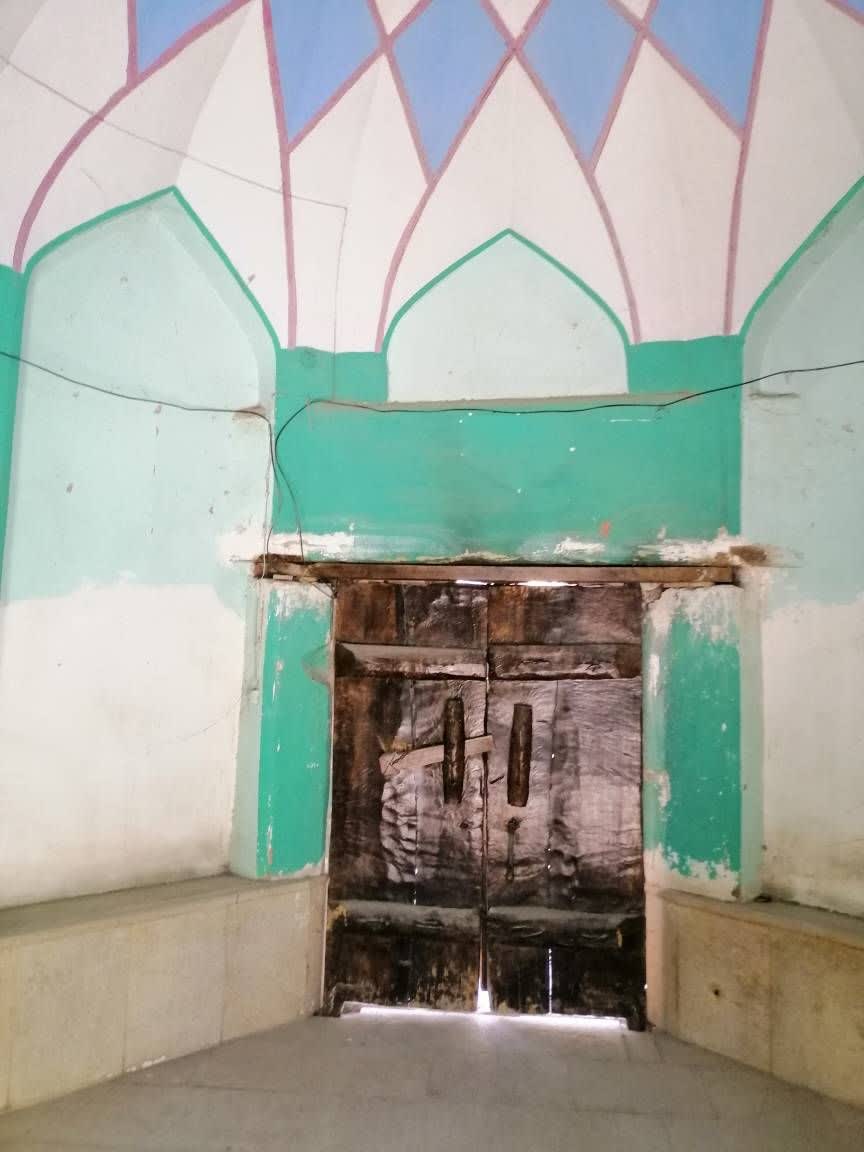 اشکی بر گوری