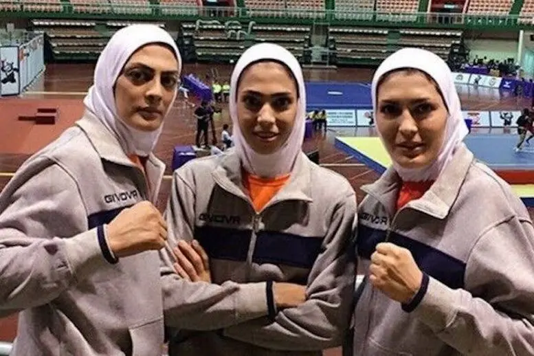خودزنی الهه منصوریان با چاقو در ملاعام!