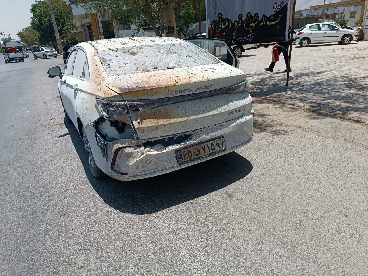انفجار قوطی‌های اسپری تمیزکننده لاستیک ، دو خودرو را در کازرون به آتش کشید