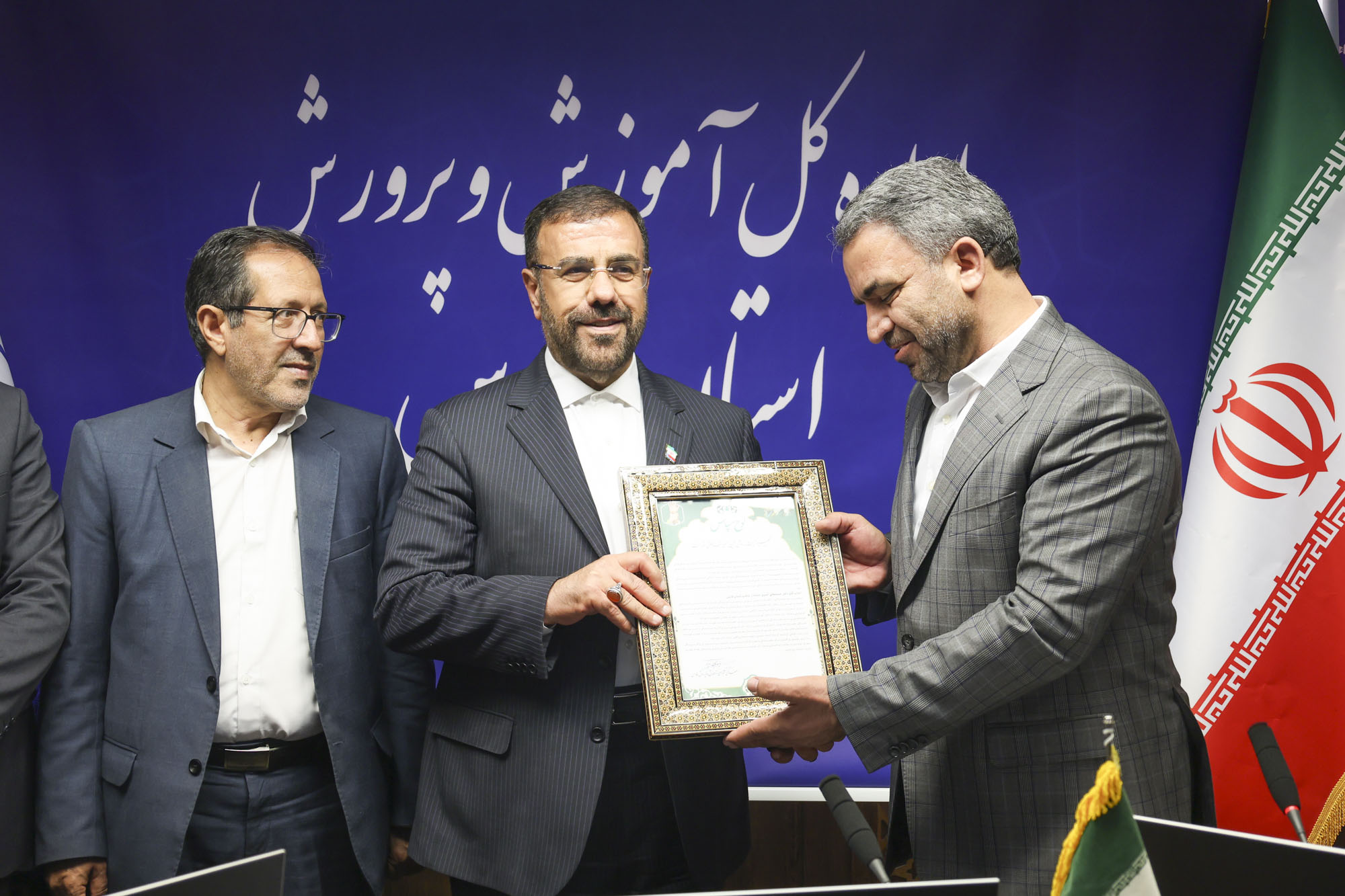 تقدیر نمایندگان اولیاء دانش‌آموزان در شورای آموزش و پرورش فارس از نگاه توسعه‌محور استاندار در عرصه تعلیم و تربیت