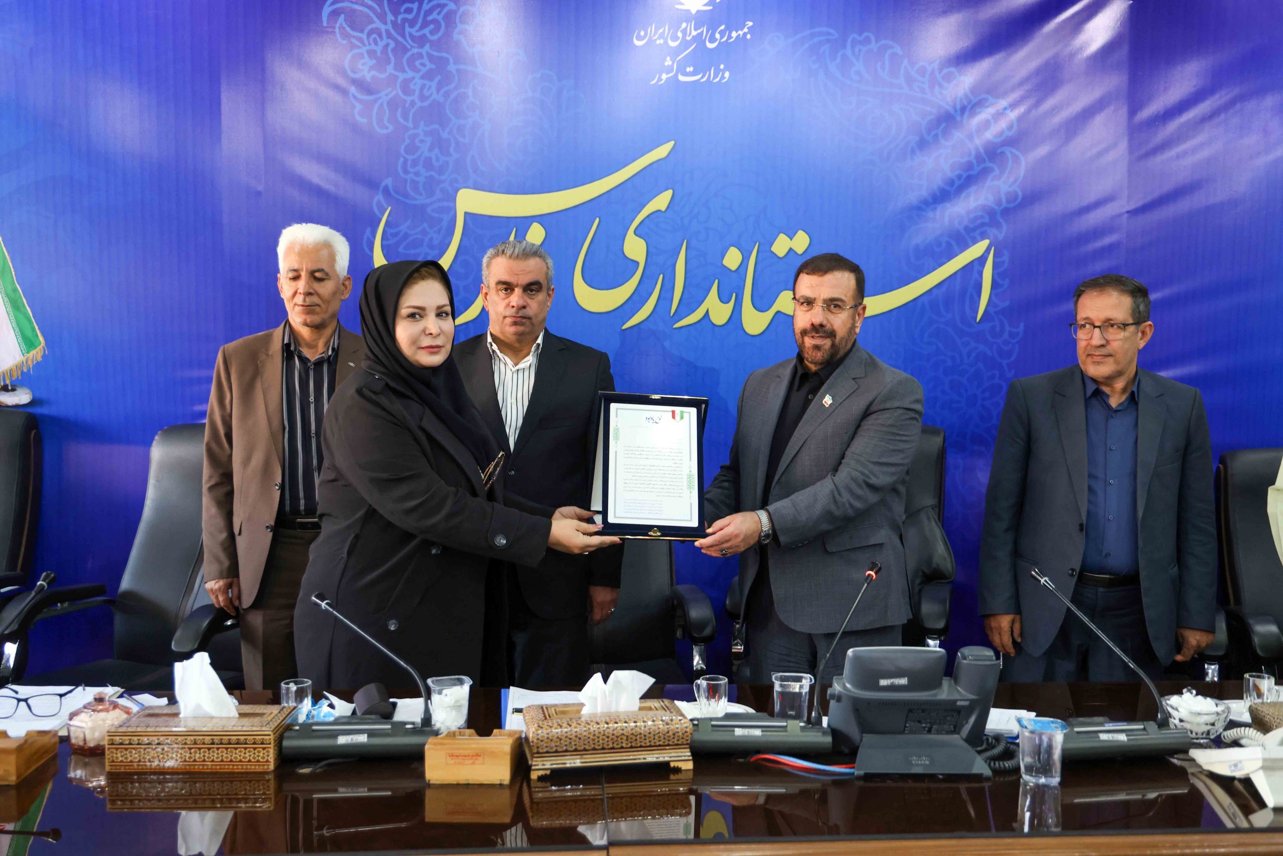 تقدیر از ۵ کارآفرین برتر حوزه بازپروری و اشتغال پایدار برای بهبودیافتگان / استاندار فارس: تحول در مبارزه با مواد مخدر نیازمند بازنگری شجاعانه و جایگزینی الگوهای قدیمی با روش‌های علمی است