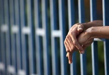 دانش آموزان دبستانی درشهرصدرا باپول توجیبی خودخانم معلم بدهکاررا اززندان آزادکردند