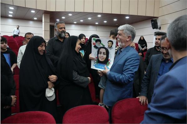 تکریم وزیر فرهنگ از خانواده شهدا و اهالی فرهنگ و هنر لامرد