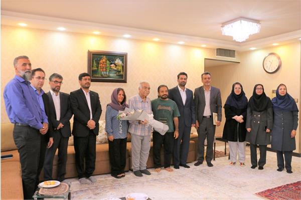 تکریمِ یک عمر قلم‌داری استاد مالک‌زاده پیشکسوت رسانه ای