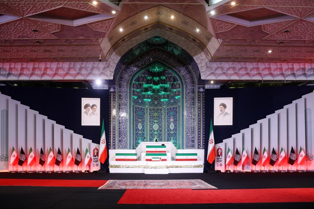 دعوت آیت‌الله دژکام، نماینده ولی فقیه در فارس و امام جمعه شیراز و حسینعلی امیری استاندار فارس برای حضور باشکوه مردم در آیین‌های بدرقه، بزرگداشت و تشییع رهبر شهید انقلاب اسلامی