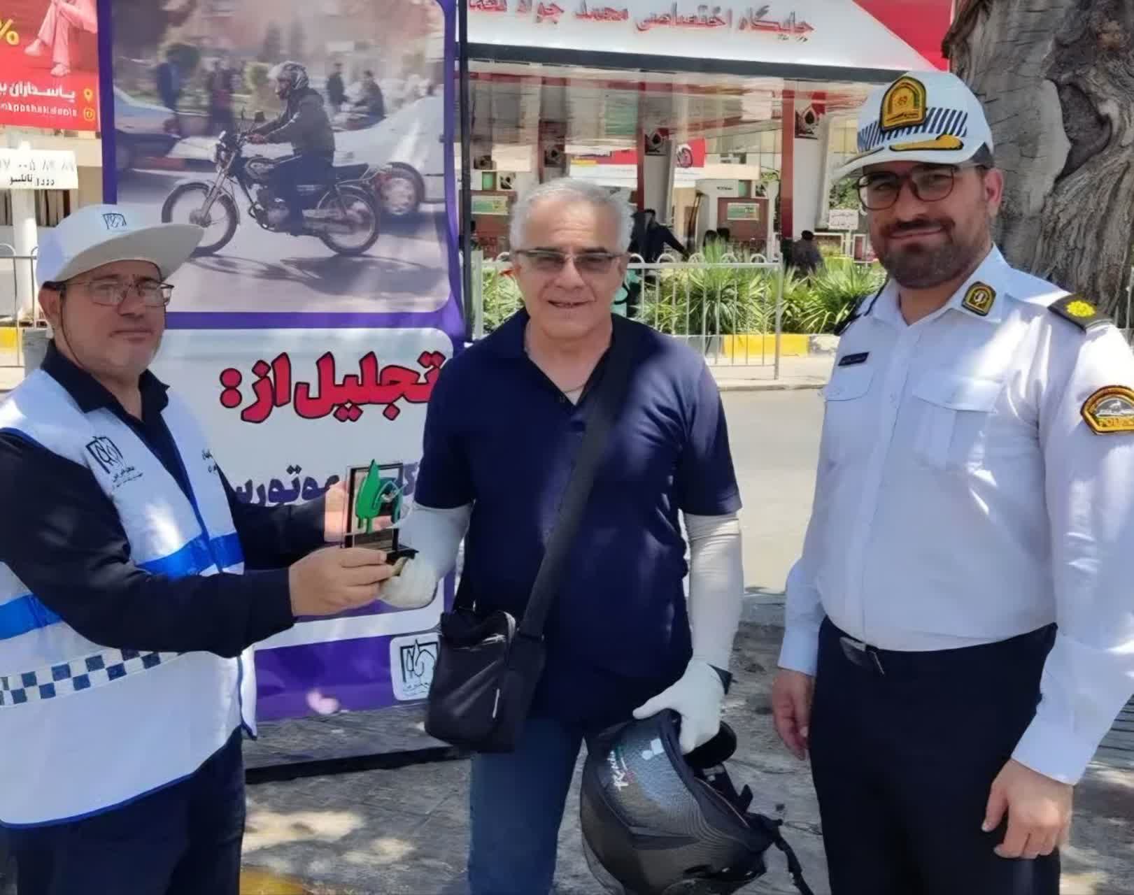 تندیس نشان مهربانی شهر در دستان موتورسواران قانون‌مند