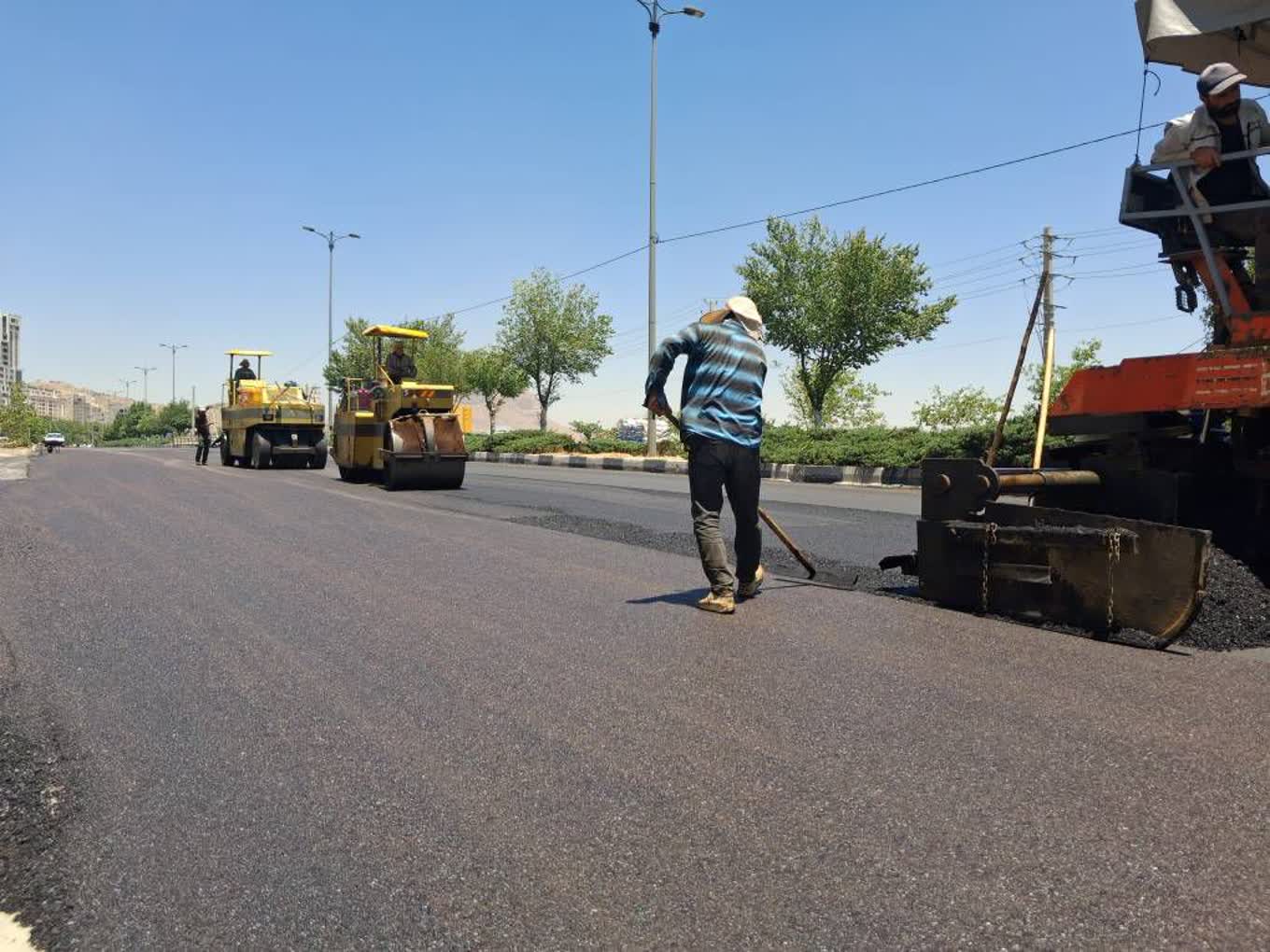 کمربندی شیراز زیر چتر خدمات مدیریت شهری؛ ترمیم و روکش آسفالت برای ایمنی
