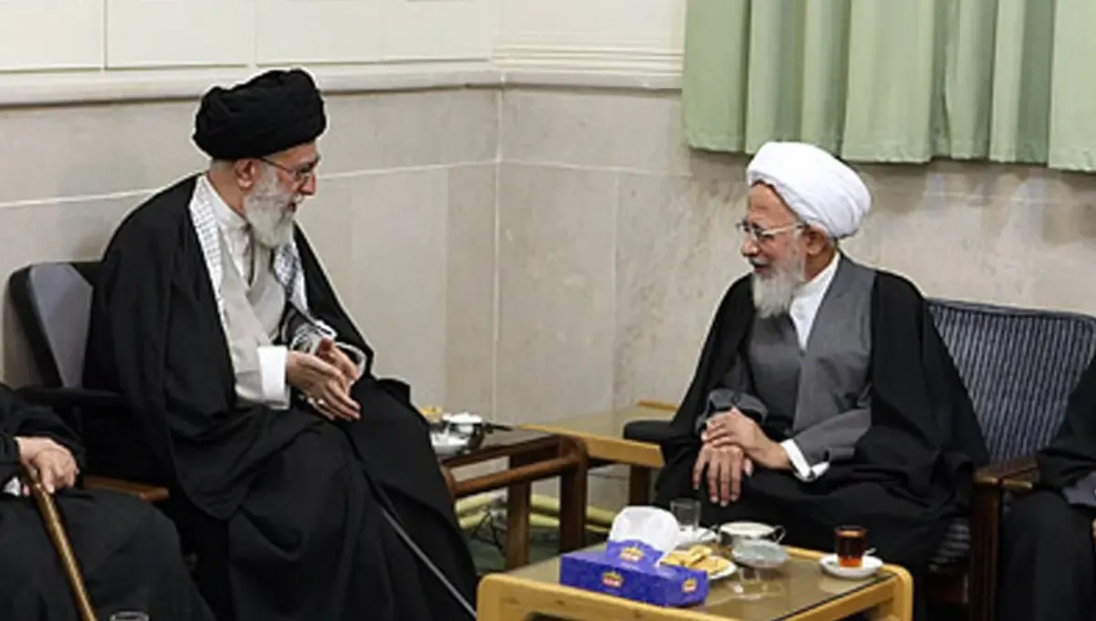 آیت‌الله جوادی آملی بر پیکر رهبر انقلاب نماز می‌خواند