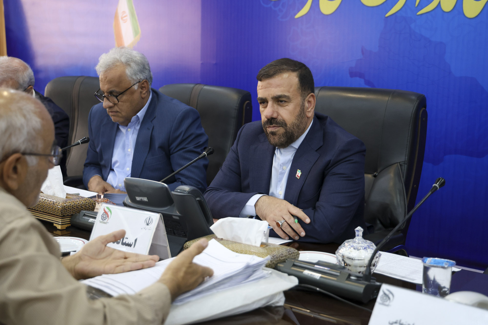 دیدار مردمی استاندار فارس در آستانه هفته دولت و گره‌گشایی از مسائل۱۶ نفر