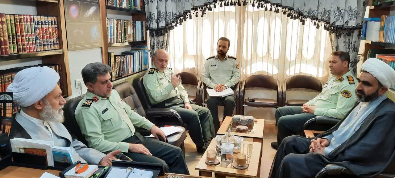 دیدار صمیمانه فرمانده انتظامی فارس با امام جمعه شیراز به مناسبت هفته وحدت / تشریح موفقیت‌های امنیتی و فرهنگی در چند ماهه نخست سال ۱۴۰۵