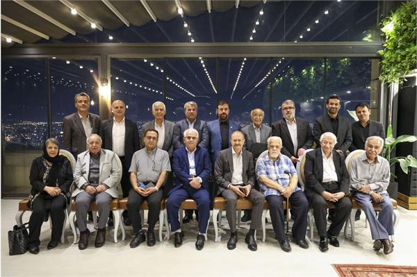 در آستانه روز خبرنگار انجام شد؛ دیدار استاندار فارس با جمعی از خبرنگاران پیشکسوت و چهره‌های نام‌آشنای عرصه فرهنگ و مطبوعات