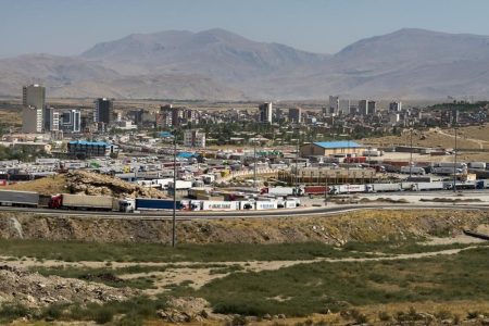 کم‌کاری گمرک هزاران کامیون را در مرز بازرگان معطل کرد