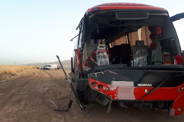 برخورد ۲دستگاه اتوبوس زائران اربعین در شیراز/ انتقال مصدومان به بیمارستان شهید رجایی