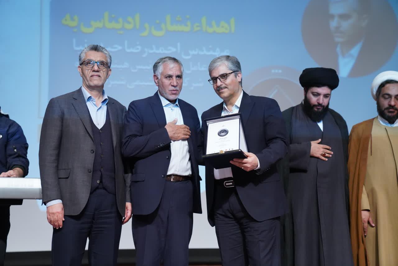 اعطای نخستین نشان «رادیناس» به مهندس احمدرضا حیدرنیا، مدیرعامل شرکت پتروشیمی شیراز