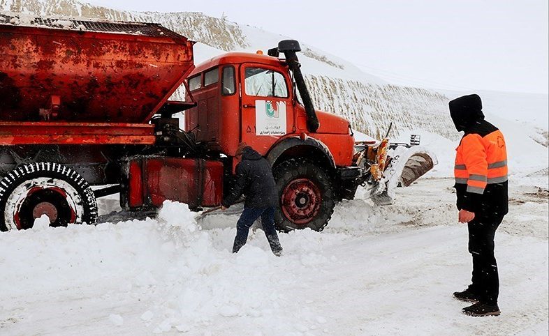 بازگشایی جاده‌های تبریز بعد از بارش برف