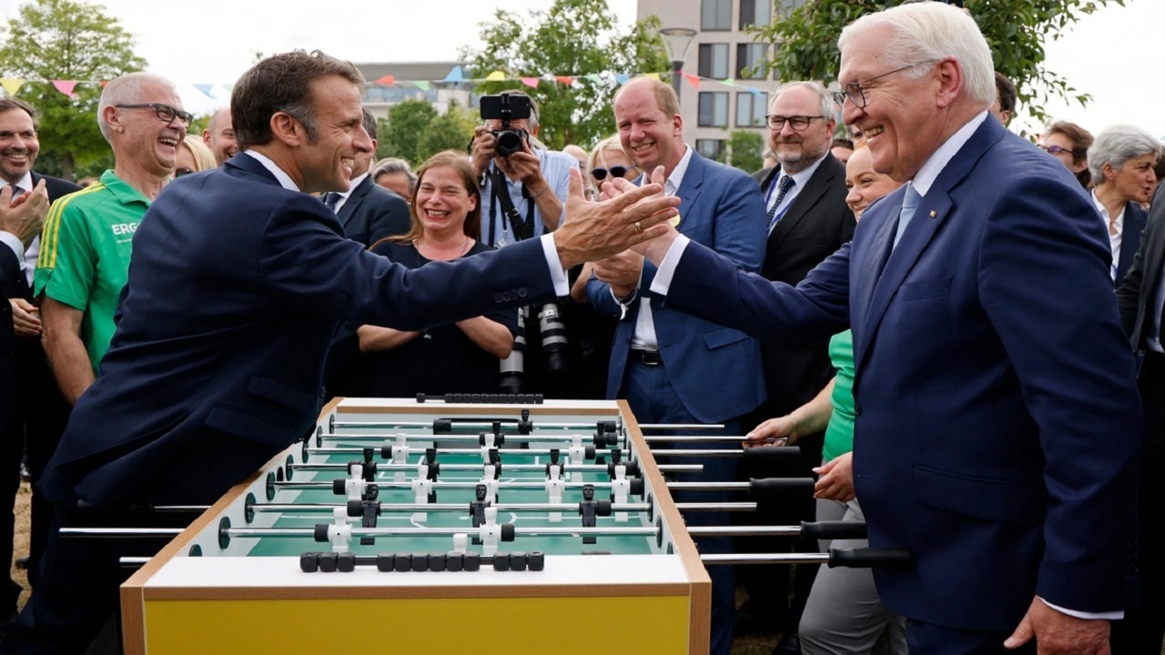 فوتبال دستی بازی کردن مکرون با رئیس جمهور آلمان