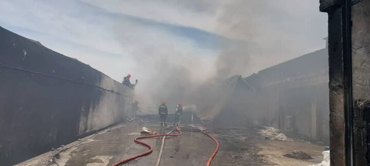 مهار آتش سوزی گسترده انبار کالاهای خانگی و گازوئیل در شیراز