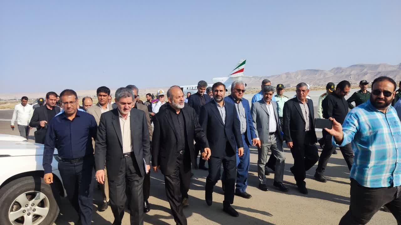 وزیر کشور از نقاط زلزله زده جنوب فارس بازدید کرد